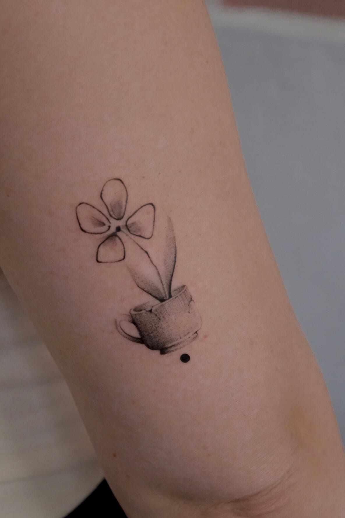 A small single flower on the upper arm